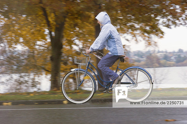 Frau stehend auf Pfad mit Fahrrad