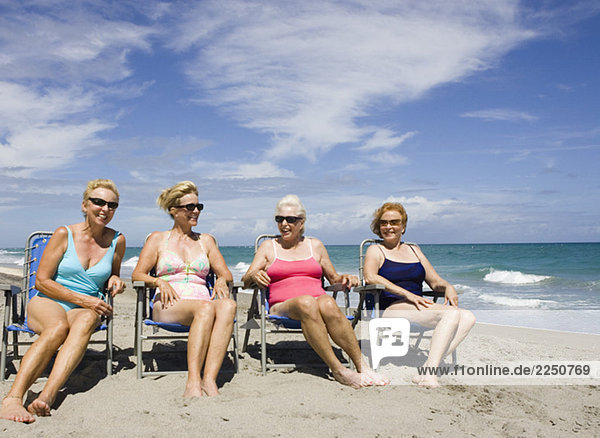 Frauen am Strand sonnen