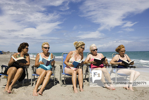 Frauen lesen am Strand