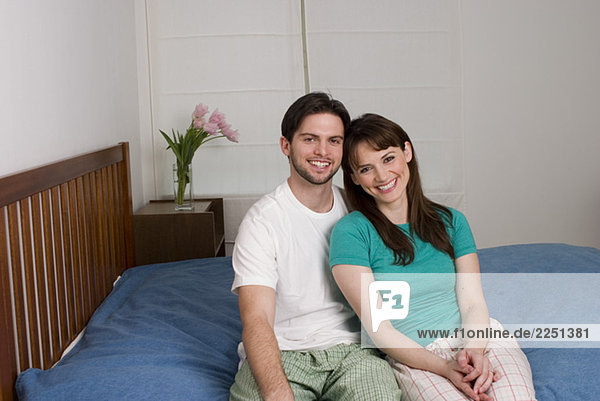 Paar sitzen auf dem Bett