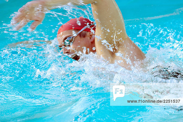 Mann Schwimmbad schwimmen