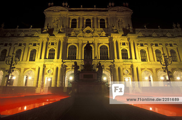 Italien  Turin. Piazza Carlo Alberto in der Nacht mit Lichter Wirkung