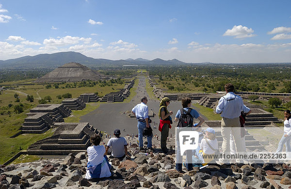 Tourists at archeological site  Avenue of the Dead  Teotihuacan  Mexico