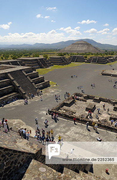 Touristen am archäologischen Standort  Avenue of the Dead  Teotihuacan  Mexiko