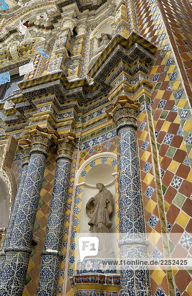 Untersicht Statue an Wand der Kirche