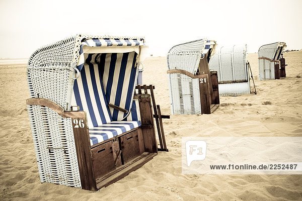 Wicker Liegestühle am Strand