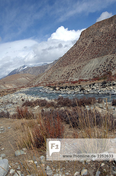 River mit Bergen im Hintergrund  Himalaya  Bome County  Tibet  China