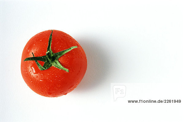 Tomate mit Wassertropfen  Nahaufnahme  von oben gesehen