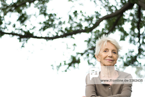 Seniorin lächelnd vor der Kamera im Freien  Porträt