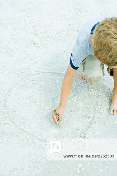 Kinderzeichnung Kreis im Sand mit einem Stock  abgeschnittene Ansicht