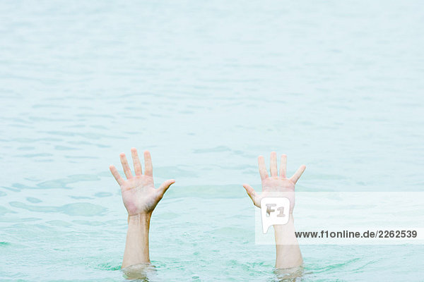 Aus dem Wasser ragende Hände  abgeschnittene Ansicht