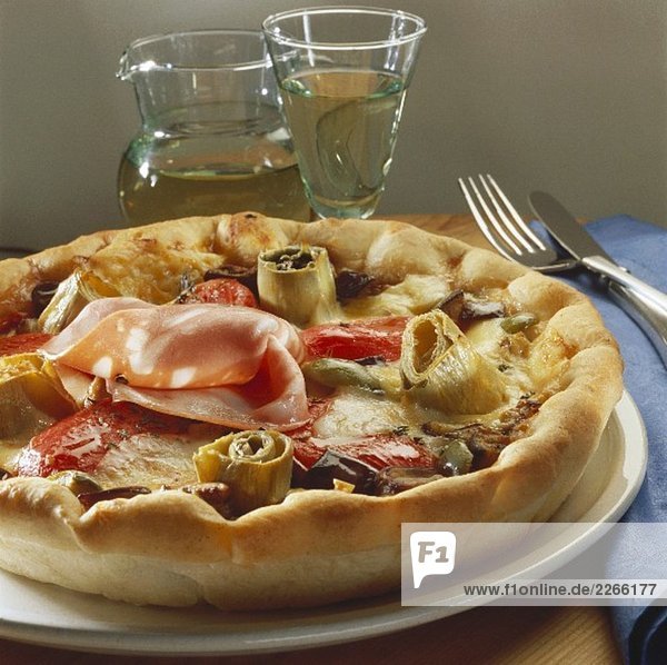 Pizza mit Artischocken und Mortadella