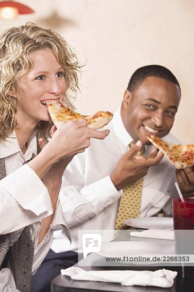 Frau und Mann essen Pizza