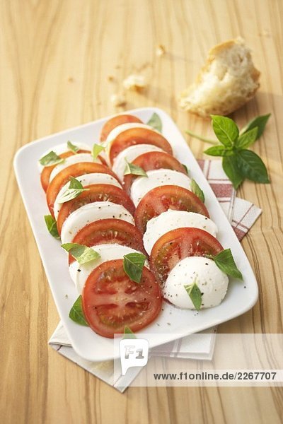 Tomaten mit Mozzarella und Basilikum