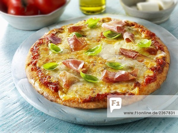 Pizza mit Schinken und Basilikum