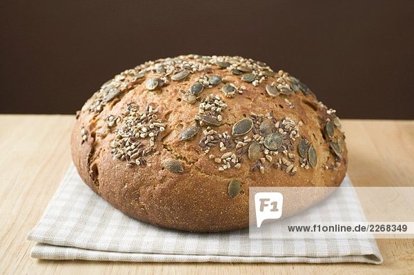 Vollkornbrot mit Kürbiskernen auf Geschirrtuch