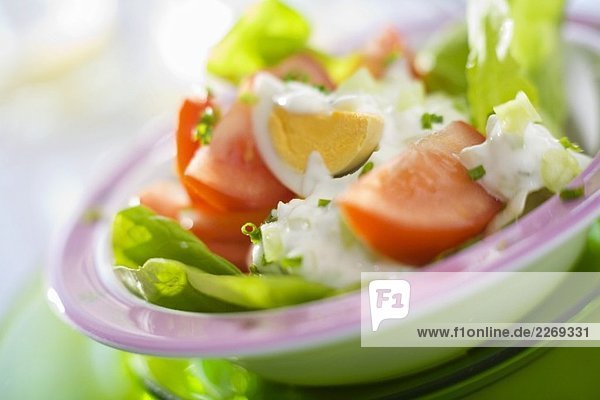 Kopfsalat mit Ei, Tomaten und Joghurtdressing