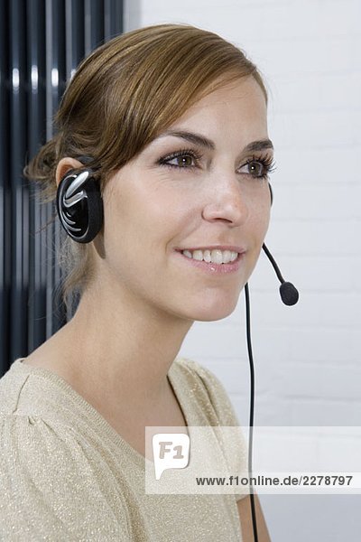 Eine Frau mit einem Telefon-Headset