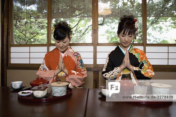 Zwei Frauen mit Kimonos in einem Restaurant
