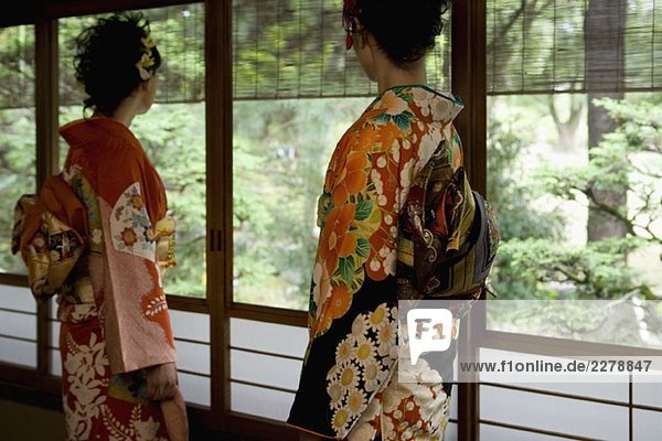 Zwei Frauen in Kimonos