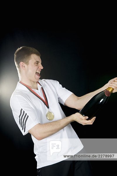 Ein Sportler feiert mit Champagner
