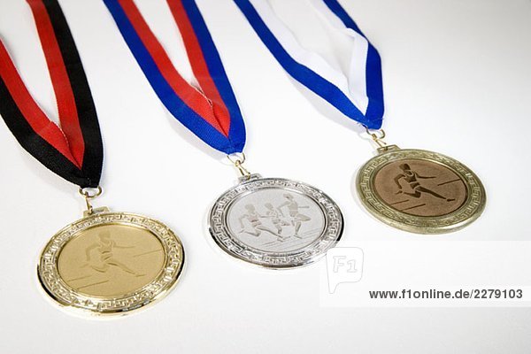 Studioaufnahme einer Goldmedaille Silbermedaille und Bronzemedaille