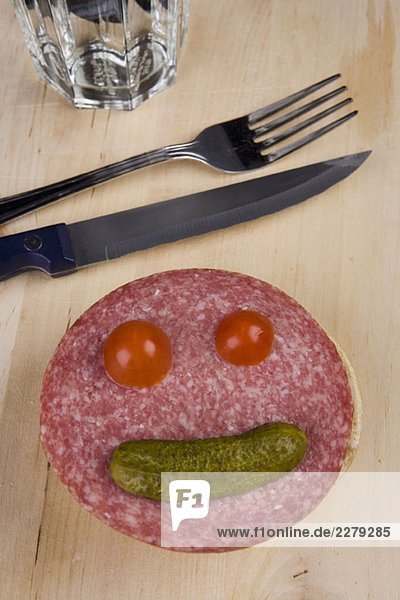 Ein anthropomorphes Gesicht auf einer Scheibe Salami
