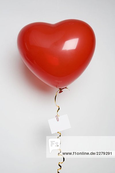 Ein herzförmiger Ballon mit einer Liebesnote