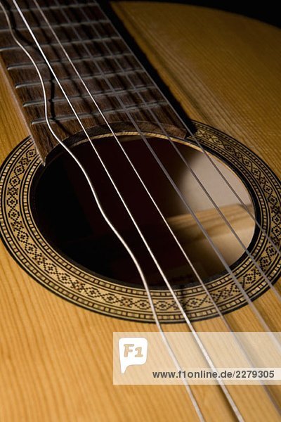 Eine Gitarre mit gebrochener Saite