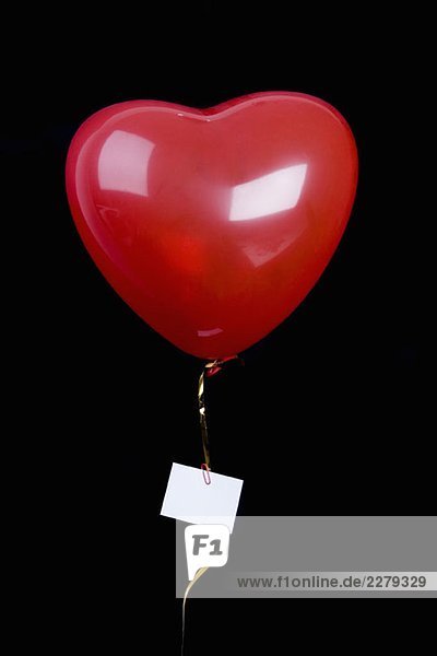 Ein herzförmiger Ballon mit einer Liebesnote