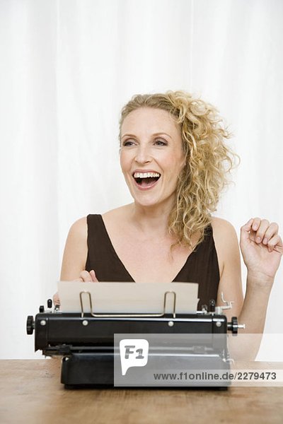 Eine Frau  die eine Schreibmaschine benutzt.