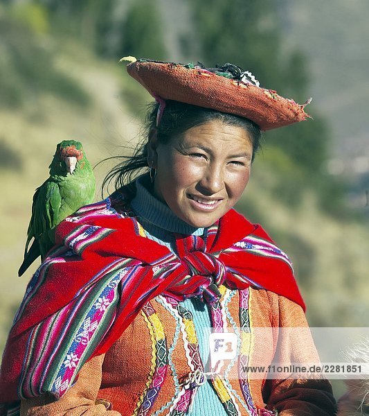 Peru Cusco Gebiet  Stamm Frau mit Papagei