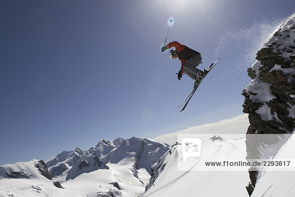Italien  Matterhorn  Cervinia  Snowboarder Springen