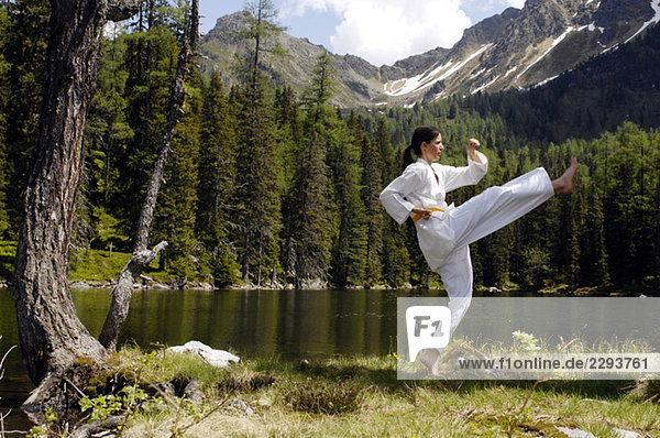 Junge Frau  die tae kwon do praktiziert.