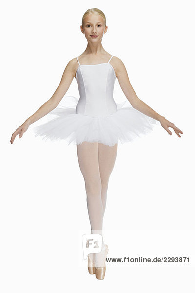 Junge Ballerina (14-15) auf Spitze stehend in Zehenschuhen  Portrait