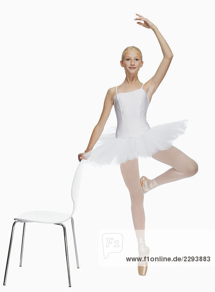 Junge Ballerina (14-15) auf Spitze stehend in Zehenschuhen  Portrait