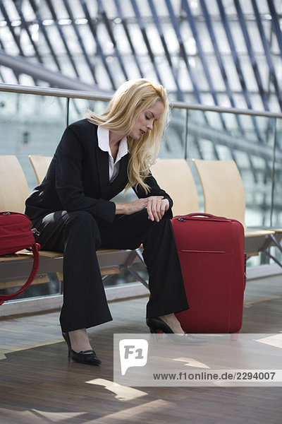 Geschäftsfrau mit Gepäck  Warten  Portrait