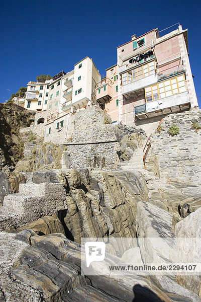 Italien  Ligurien  Riamaggiore  Felswand vor Häusern