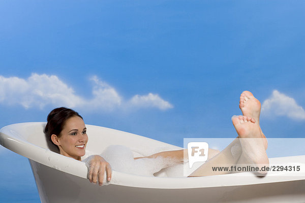 Junge Frau entspannt im Bad
