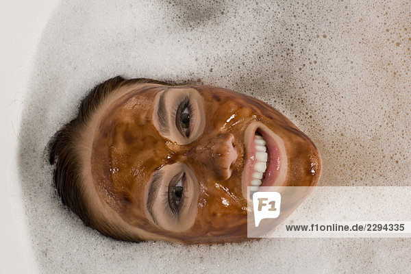 Porträt einer jungen Frau mit Gesichtsmaske