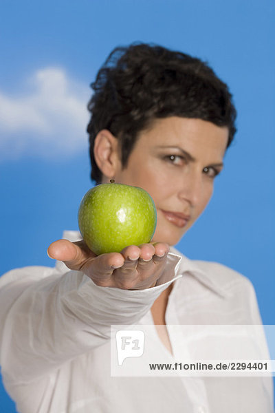 Junge Frau hält einen Apfel  Portrait