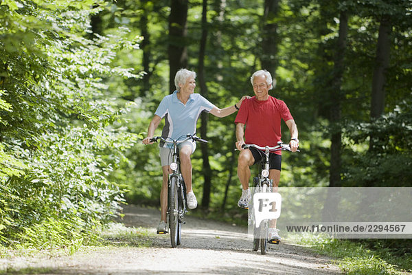 Seniorenpaar Radfahren