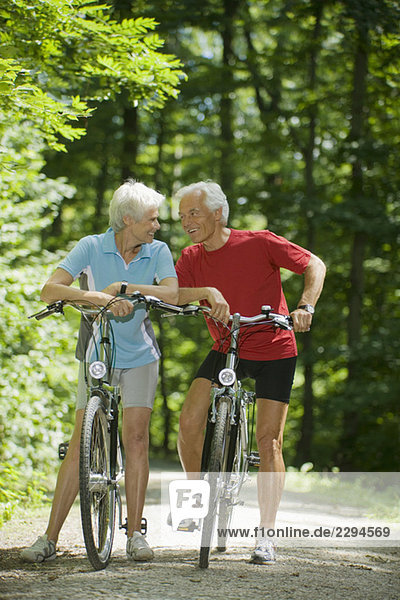 Seniorenpaar mit Fahrrädern  das eine Pause macht