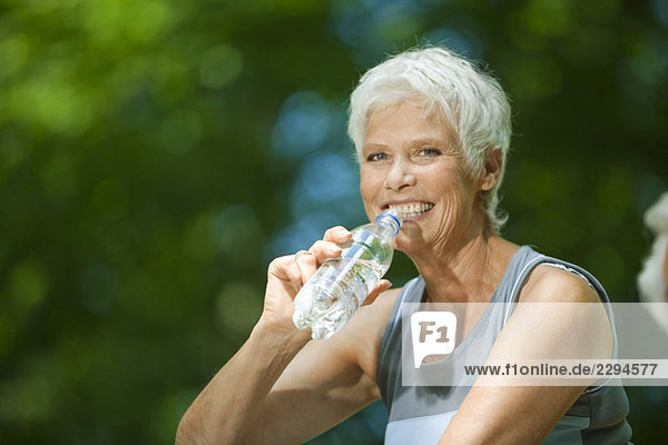 Seniorin  Trinken aus der Wasserflasche  Porträt