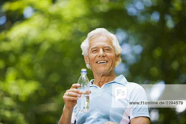 Senior Mann  Trinken aus der Wasserflasche  Porträt