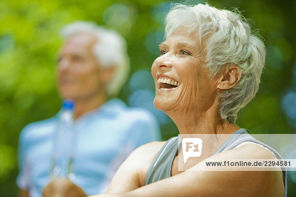 Seniorenpaar macht Pause  Frau lacht  Porträt