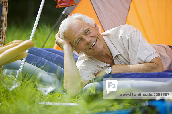 Senior Mann entspannt im Zelt  Portrait