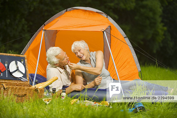 Seniorenpaar beim Zelten  Picknick  Portrait
