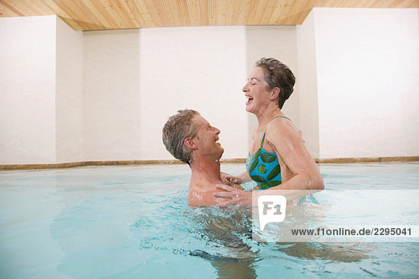 Erwachsenes Paar im Schwimmbad  Portrait