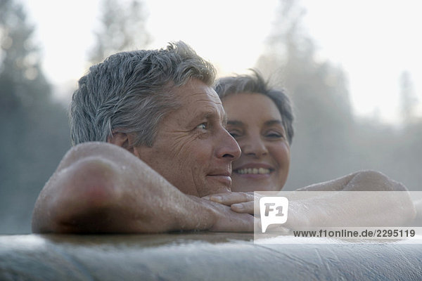 Reife Paare entspannen sich im Outdoor-Spa  Portrait